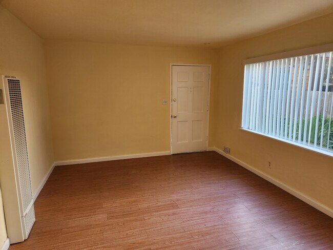 Sala de estar - 1327 Parker St