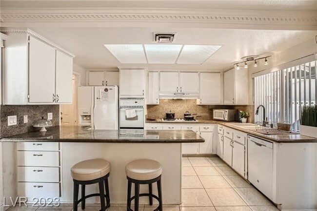 Building Photo - Fully Furnished with sparkling pool!