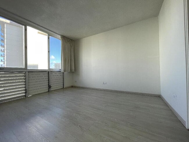 Building Photo - To register for the showing time below, no...