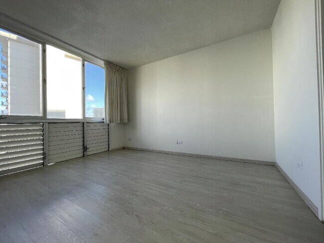 Foto del edificio - To register for the showing time below, no...