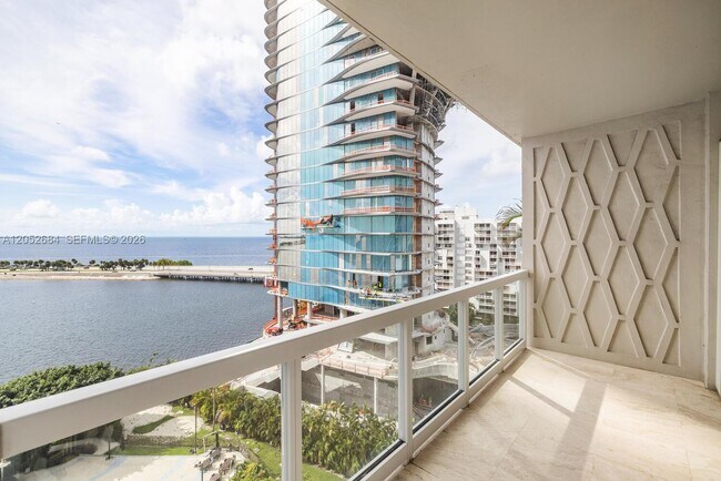 Foto del edificio - 2451 Brickell Ave