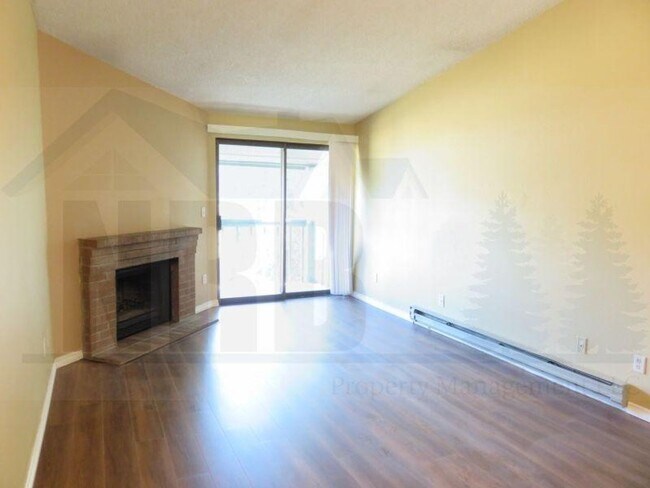 Foto del edificio - 1 Bd and 1 Ba Condo with pool, hot tub and sauna! $500.00 Move in Credit!