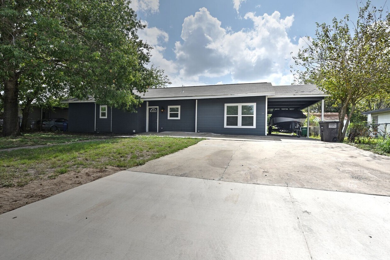 Foto principal - Spacious 4 bedroom near Lackland. 2 MASTERS