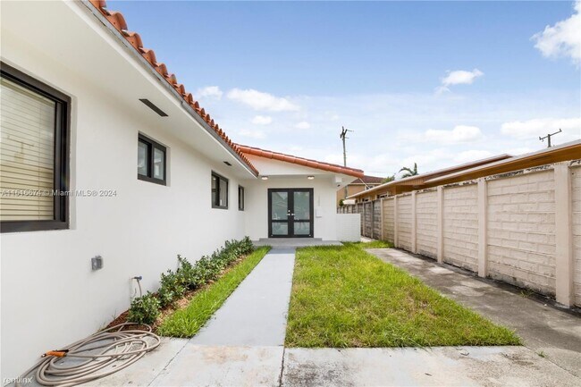 Foto del edificio - 3 br, 2 bath House - 3202 SW 24th Ter # 32...