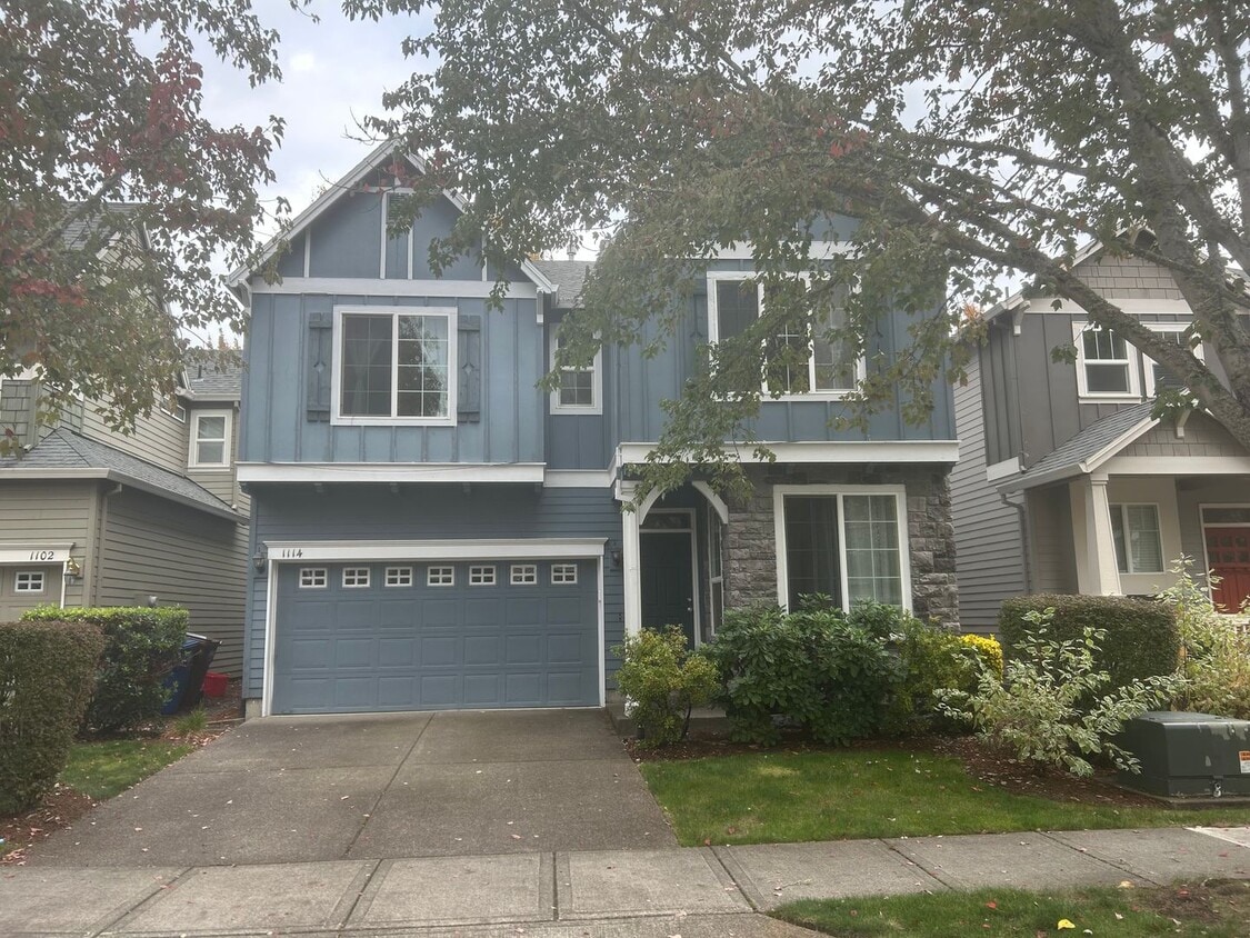 Foto principal - Spacious 4 Bedroom (plus den), 3 Bath Home...