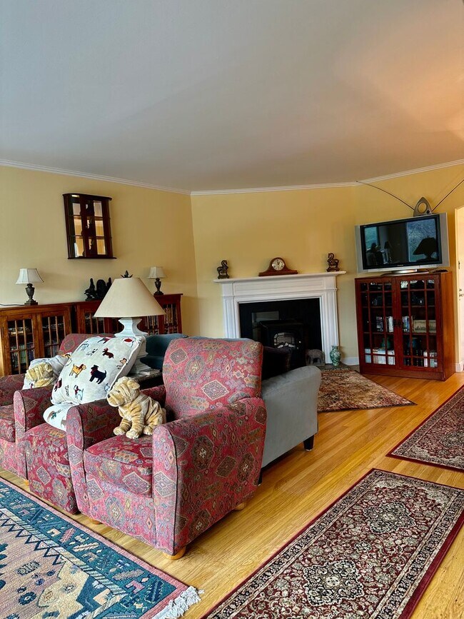 Building Photo - Fully Furnished 2 bed/1bath across from Go...