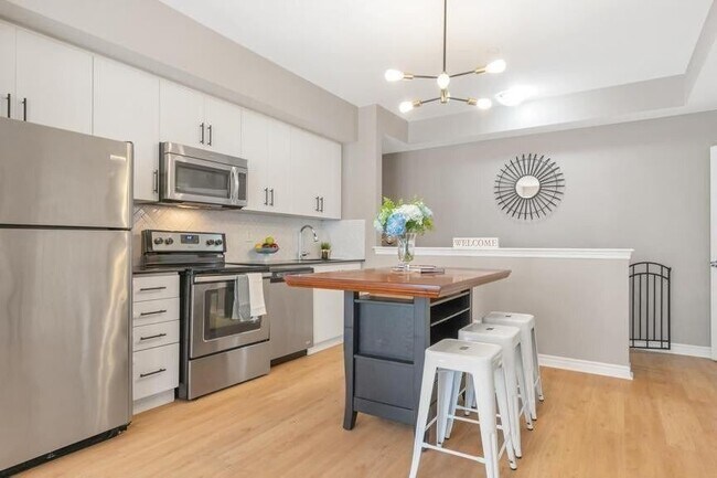 Photo du bâtiment - $3,200/MO – Stunning 2 Bedroom/2.5 Bath Stacked Townhouse