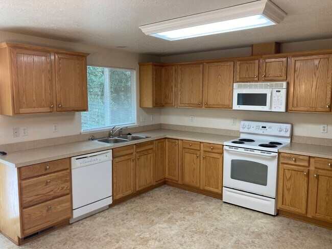 Building Photo - Three Bedroom Home, Landscaping Included!