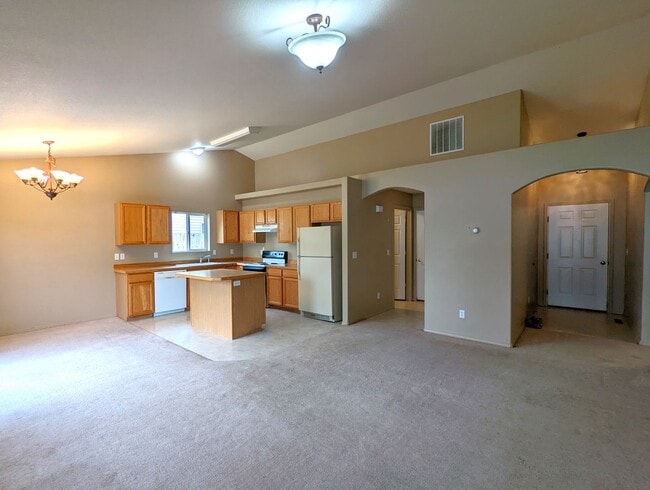 Building Photo - Spacious 4 bedroom home