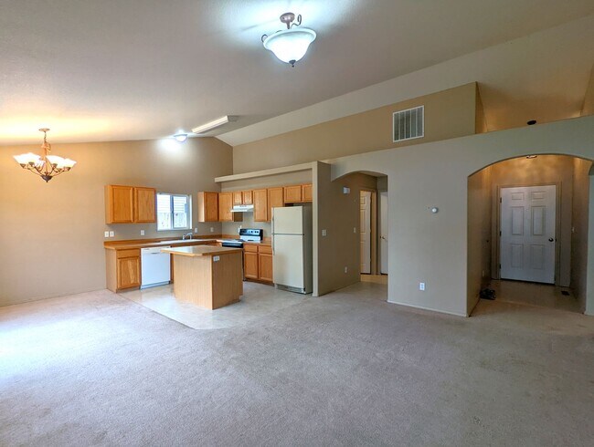 Foto del edificio - Spacious 4 bedroom home