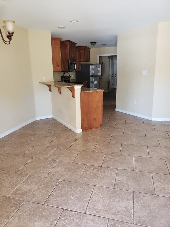 Foto del edificio - 2 bedroom, 1 bath apartment in duplex