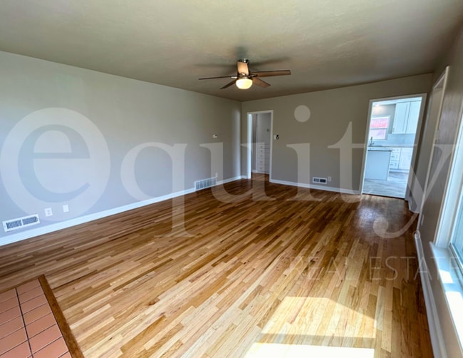 Building Photo - 105 E 500 N
