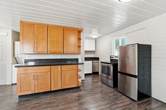 Building Photo - 623 S Country Club Dr