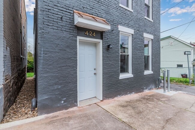 Building Photo - Stunning Renovated Home – 3 Bed / 1 Bath |...