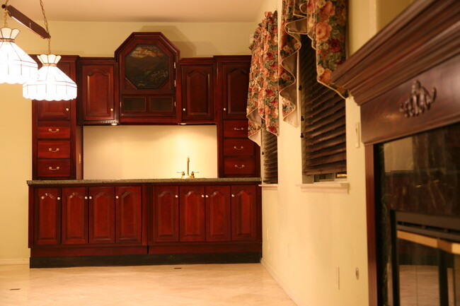 Building Photo - Gorgeous 4 Bedroom Home in Corona With Poo...