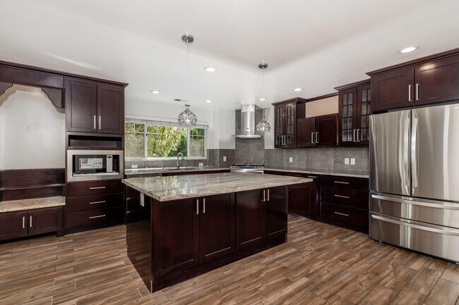 Foto del edificio - 861 Hollenbeck Ave