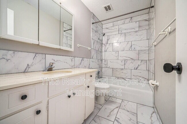 Building Photo - 3731 NE Colonial Dr
