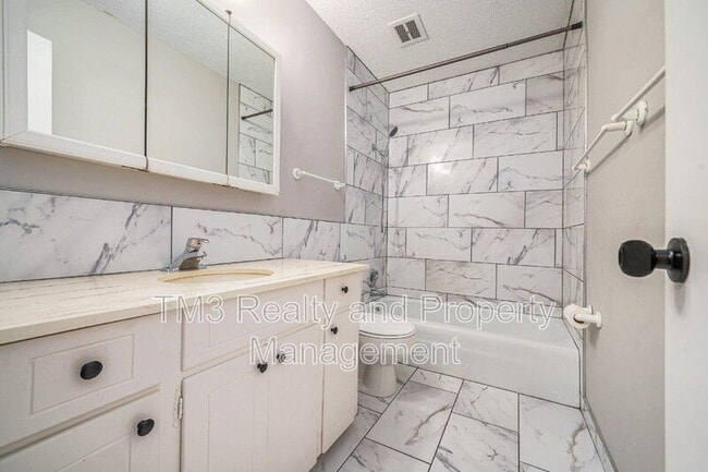 Foto del edificio - 3731 NE Colonial Dr