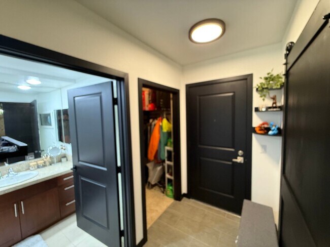Foto del edificio - Modern 1BR Condo with Luxury Amenities in ...