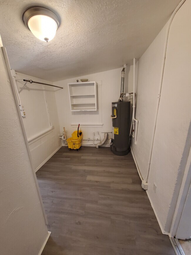 Cuarto de lavandería con conexiones - 2008 N Copia St