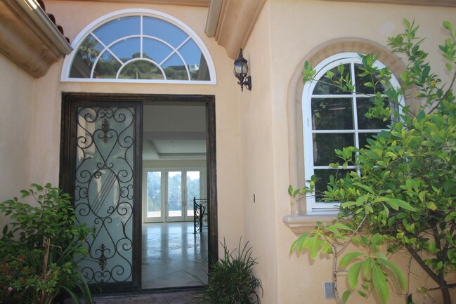 Building Photo - 2121 Mt Olympus Dr