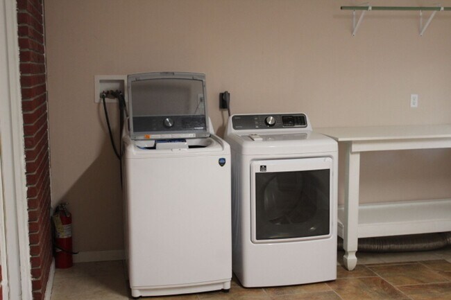 Foto del edificio - Quiet 3/2 Brick Home in Marianna