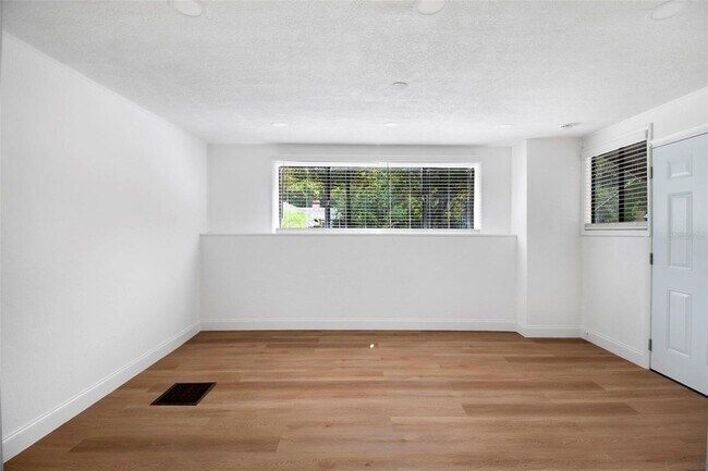 Foto del edificio - 1024 E Crenshaw St