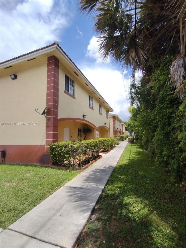 Foto del edificio - 6756 NW 182nd St