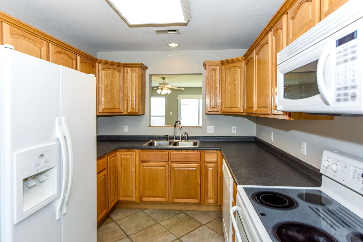 Foto del edificio - Maryville City 37801 - Very nice updated 2 bedroom, 2.5 bath townhome inside Maryville City - Con...