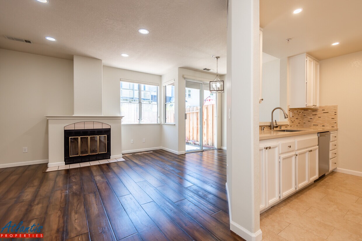 Primary Photo - 333 Oaktree Dr