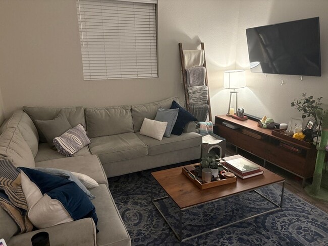 Foto del edificio - Modern 2-Bedroom Condo Near Downtown Sacramento