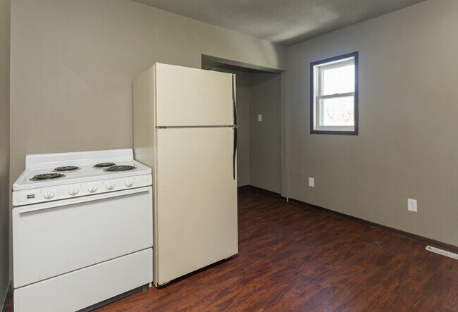 Building Photo - 2 Bedroom 1 Bath - Pyramid Properties!!