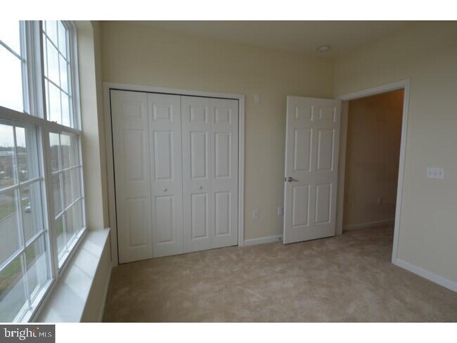 Building Photo - 1447 Sierra Dr