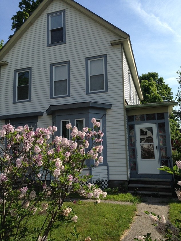 39 Bay Rd, Farmington, NH 03835 House for Rent in Farmington, NH
