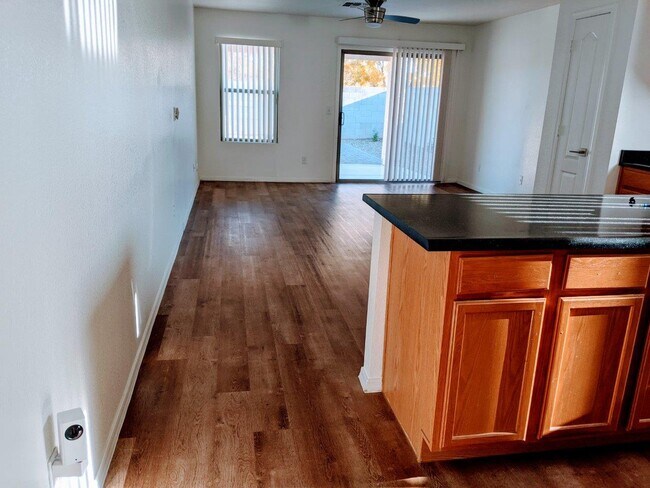 Amplia sala de estar, comedor y sala familiar. - 11547 N 153rd Dr