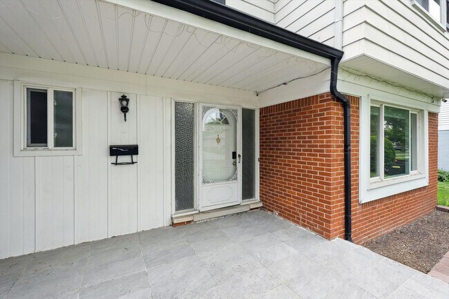 Building Photo - Move-In Ready 4 bedroom, 3 bathroom Home i...