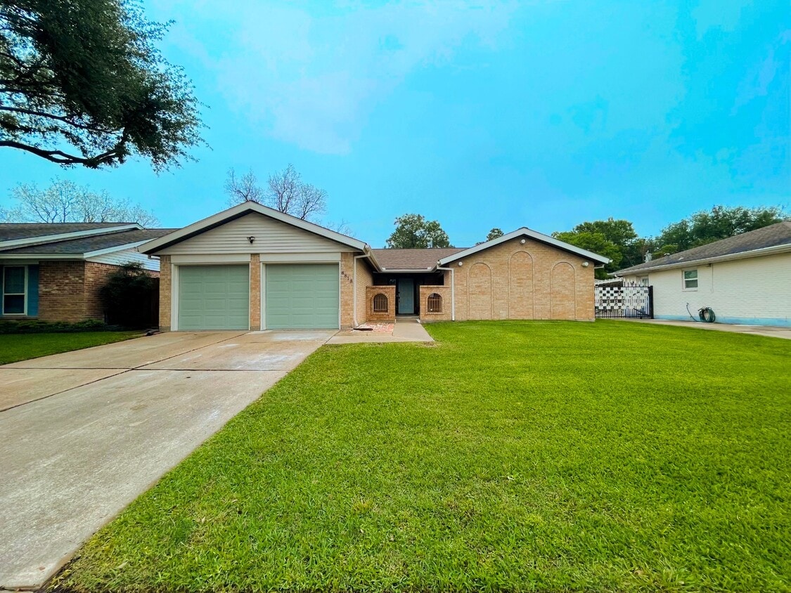 Foto principal - 8818 Grape St