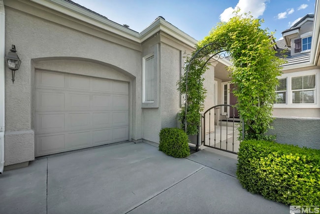 Building Photo - *SHORT TERM LEASE* 5 Bed 2 Bath, Dream Ret...