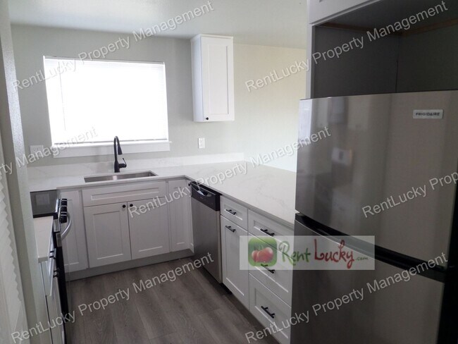 Foto del edificio - Fully Remodeled & GORGEOUS 2-Bedroom Unit ...