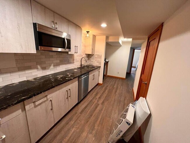 Building Photo - Lake city