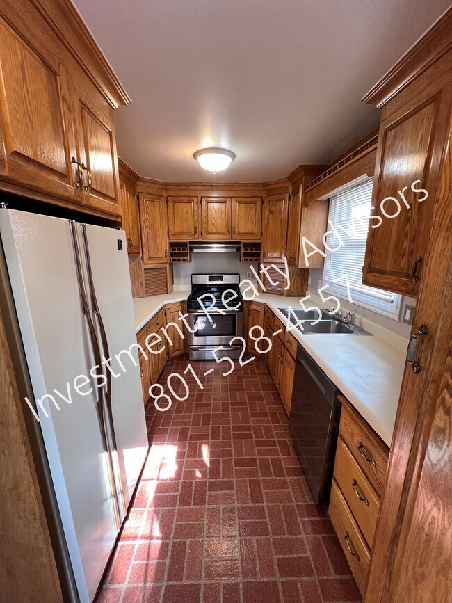 Building Photo - Beautiful Three-Bedroom!