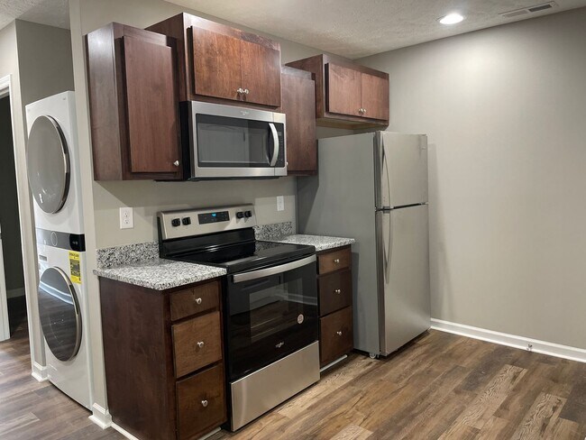 Foto del edificio - "MOVE IN SPECIAL"...Charming Townhome Minutes from Tims Ford Lake!