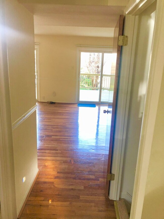 Foto del edificio - Spacious 3 BR/2 Full Bath & 2 Half Bath To...