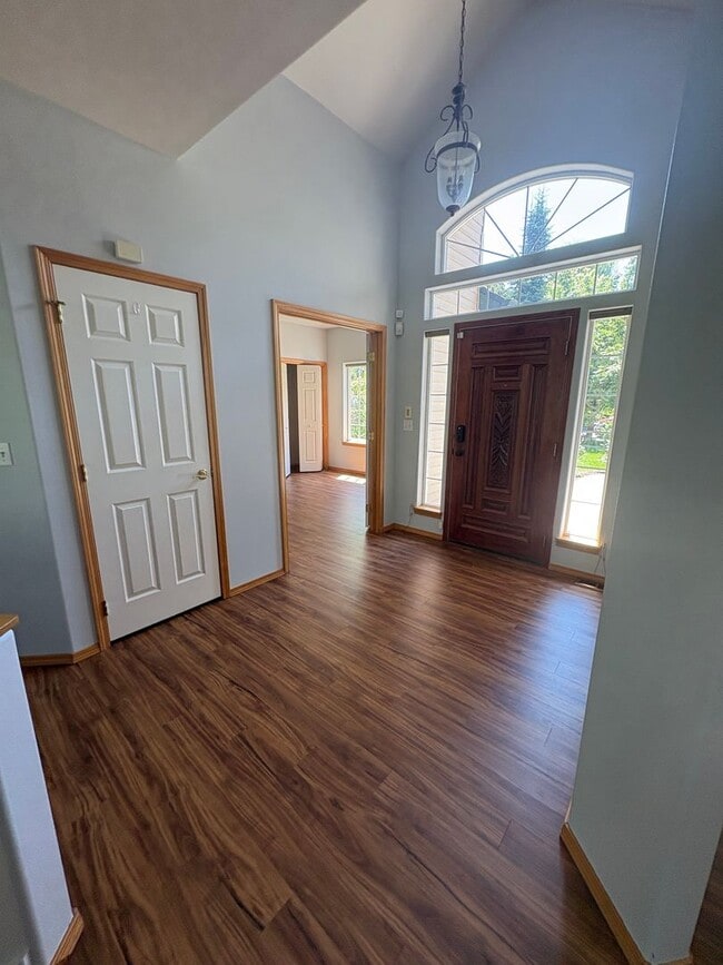 Building Photo - Gorgeous Eagle Ridge 4 Bedroom 3 Bathroom Home