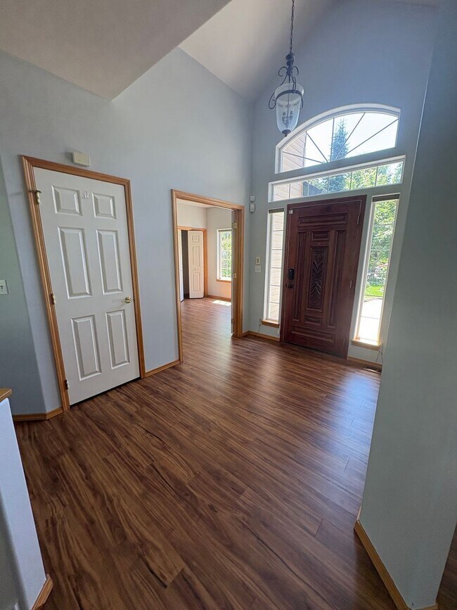 Foto del edificio - Gorgeous Eagle Ridge 4 Bedroom 3 Bathroom Home