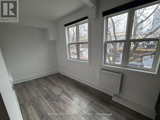 Photo du bâtiment - 432 St Clarens Ave