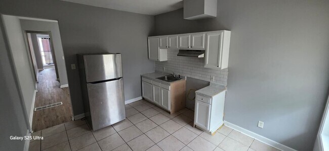 Building Photo - Three Bedroom One Bathroom Ready For ASAP Move In