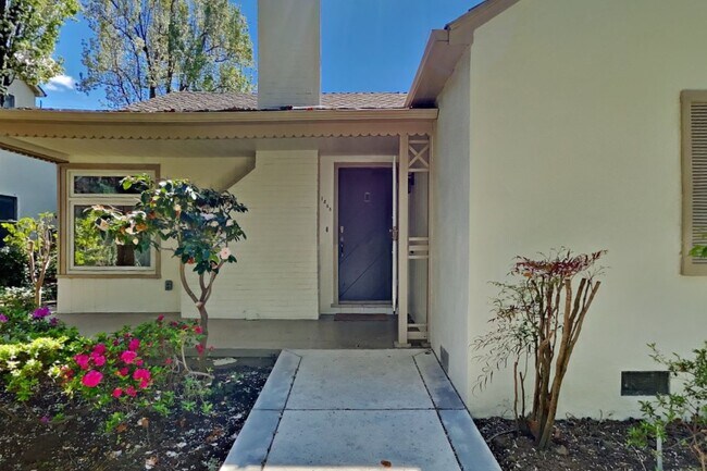 Foto del edificio - Charming Land Park Cottage – A Hidden Gem in the Heart of the City