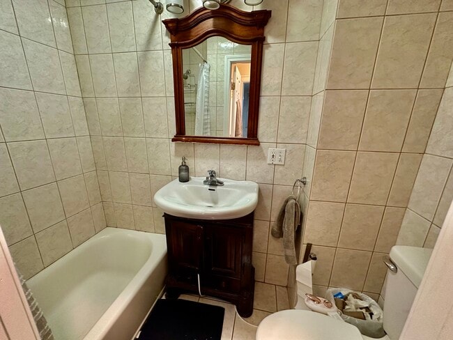 Foto del edificio - 73 Thatcher St