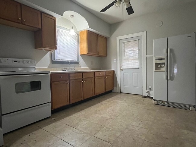 Building Photo - LARGE Four Bedroom Home ** FIRST MONTH PRO...
